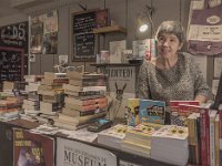 English language book & tea shop