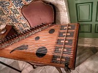 An arabian zither (with player) set the musical atmosphere.